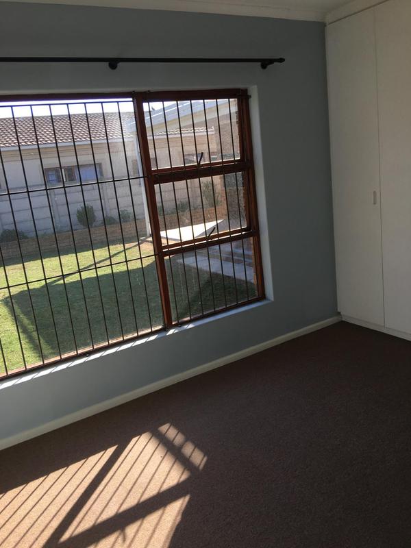 To Let 3 Bedroom Property for Rent in Uitzicht Western Cape